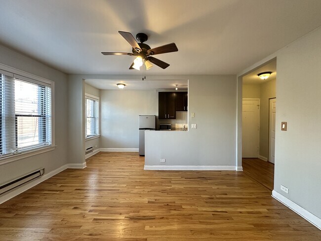 Building Photo - 4742 N Hermitage Ave