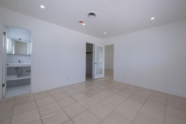 Building Photo - 930 Orange Isle