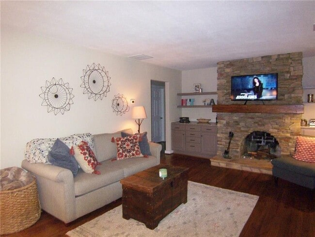 Building Photo - 125 King St