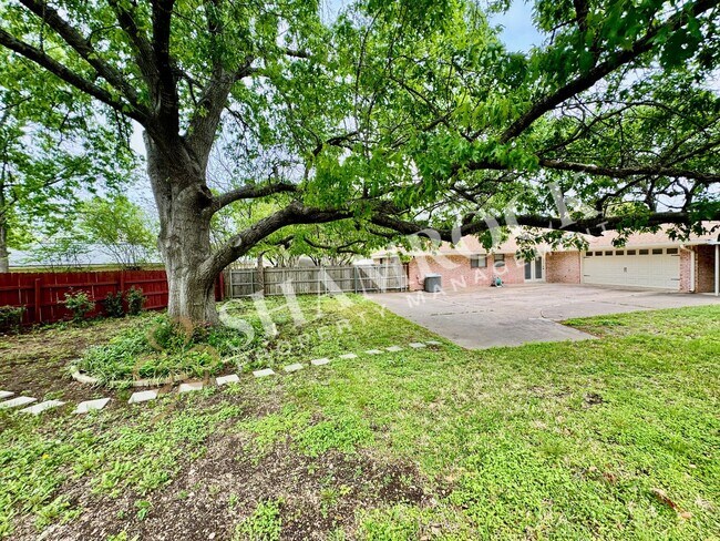 Building Photo - 5740 Lakemont Dr