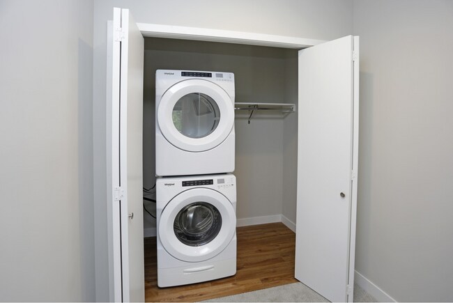 Building Photo - ONE MONTH FREE ON 12 MONTH LEASE!