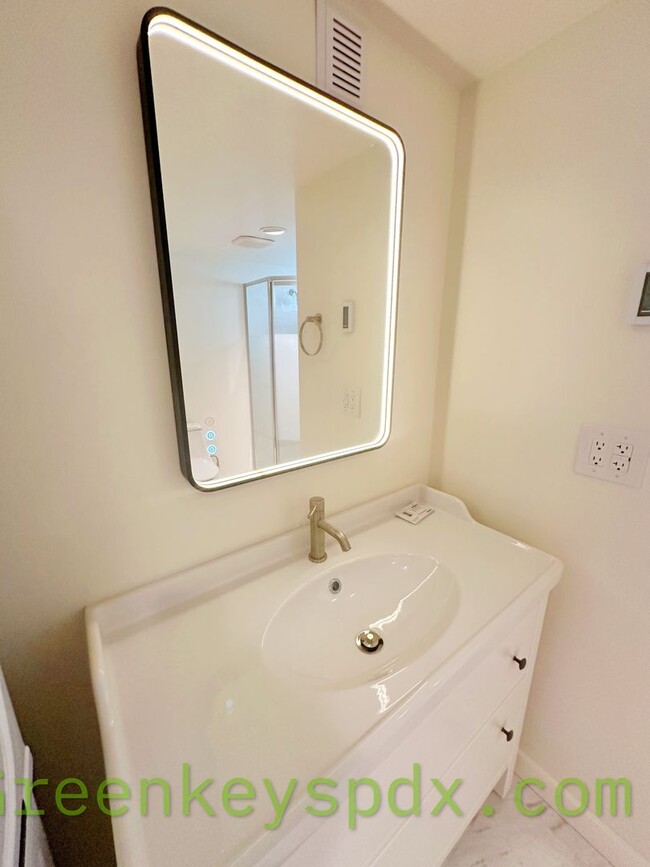 Building Photo - Clean and Move-In Ready!