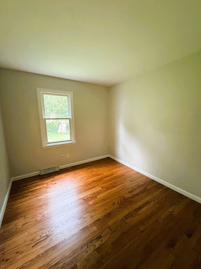 Building Photo - Fully Rehabbed 3 bedroom, 1 bathroom Renta...
