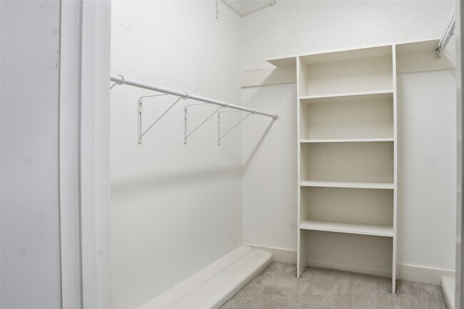 Building Photo - 5817 Valley Forge Dr