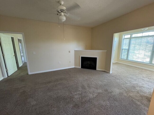 Building Photo - Avera - Ascot