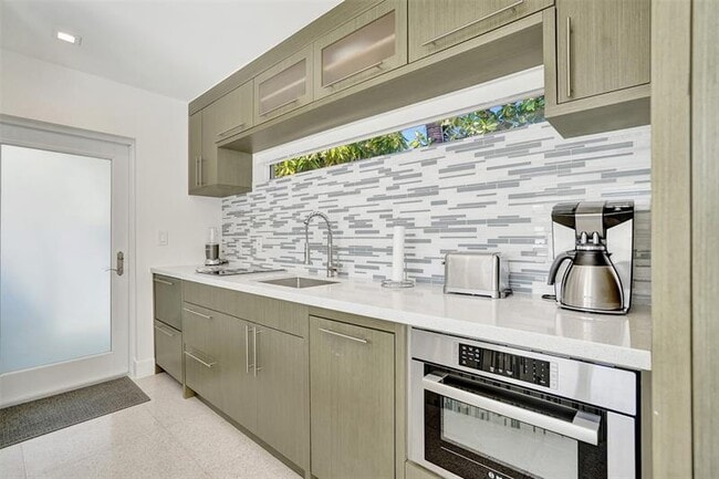 Building Photo - 2514 Yacht Club Blvd