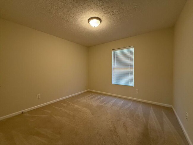 Building Photo - Brentwood - SPACIOUS 3 Bedroom Townhome in...