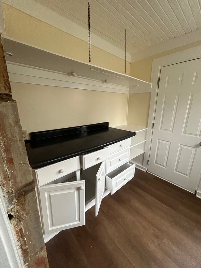 Building Photo - 4 bedroom and 1.5 bathroom