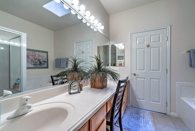 Building Photo - Fully Furnished Home. All utilities includ...