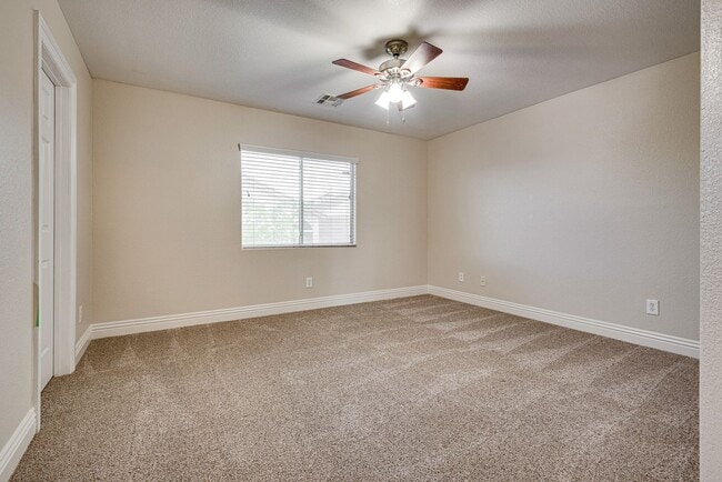 Building Photo - Spacious 3-Bedroom Home Featuring Downstai...
