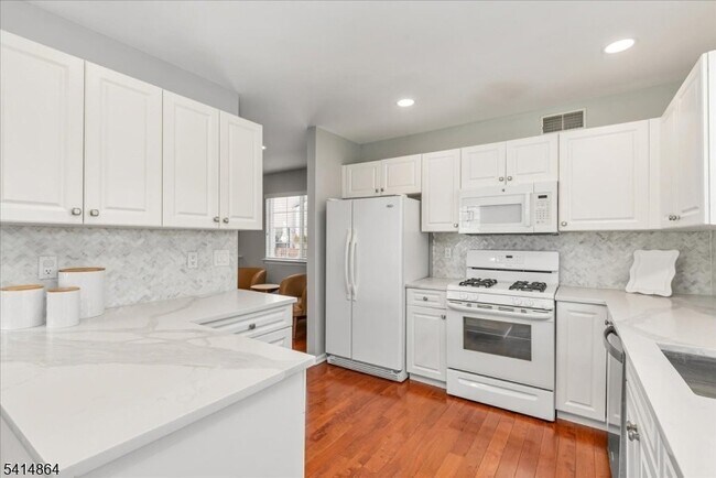 Building Photo - 40 Primrose Ln