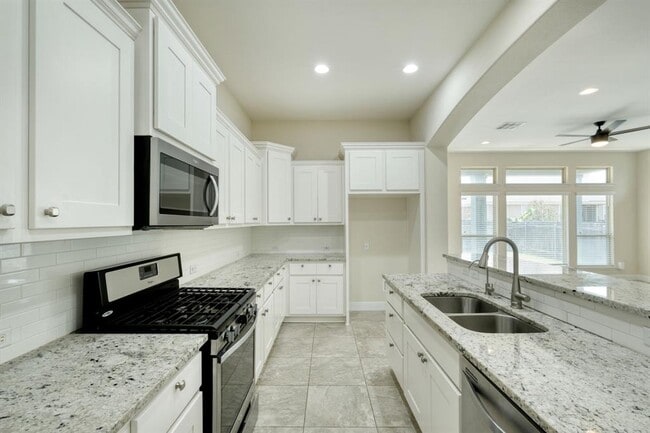Building Photo - 204 Blue Spruce Way
