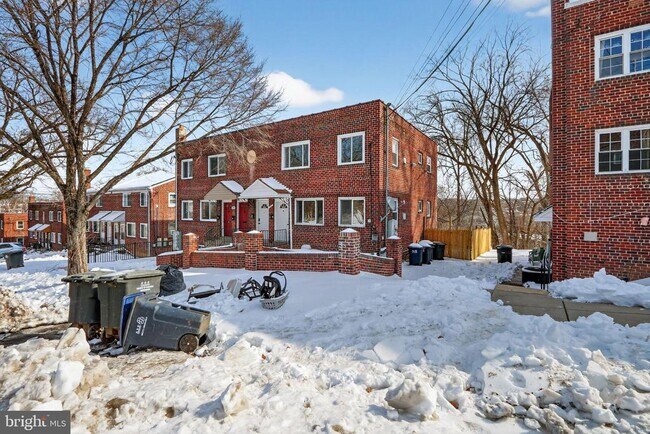 Building Photo - 146 Joliet St