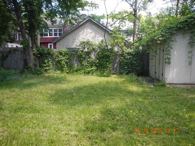 Building Photo - Available 6/1/25 Charming Two Story Single...