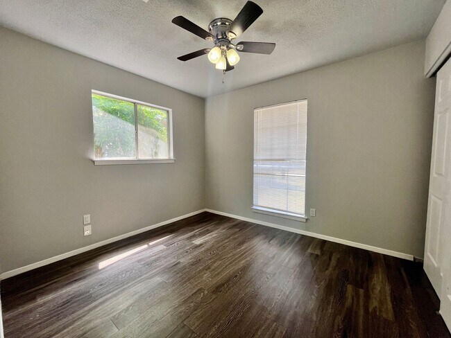 Building Photo - 3 Bedroom 2 Bath~ Close to Fort Sam!