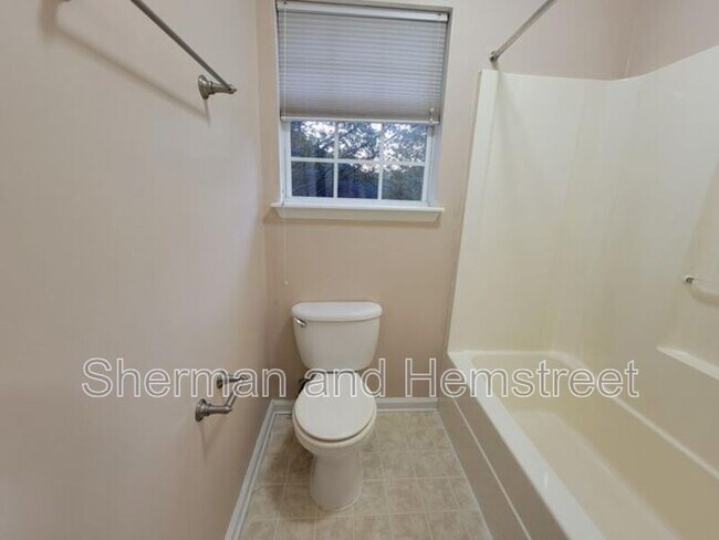 Building Photo - 914 Cannock St