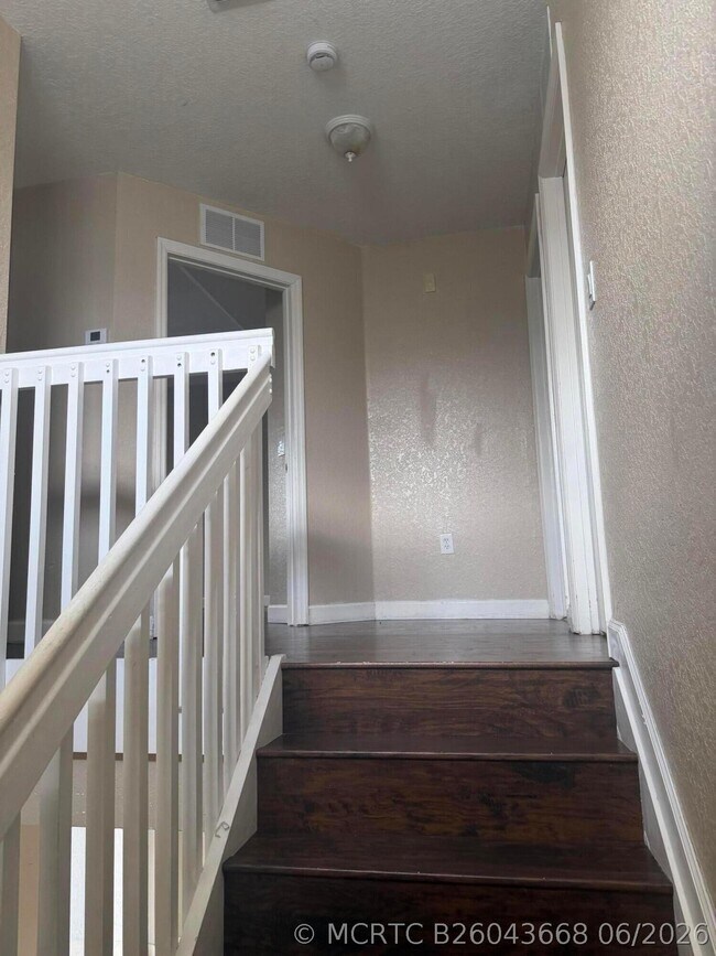 Building Photo - 1121 Shoma Dr