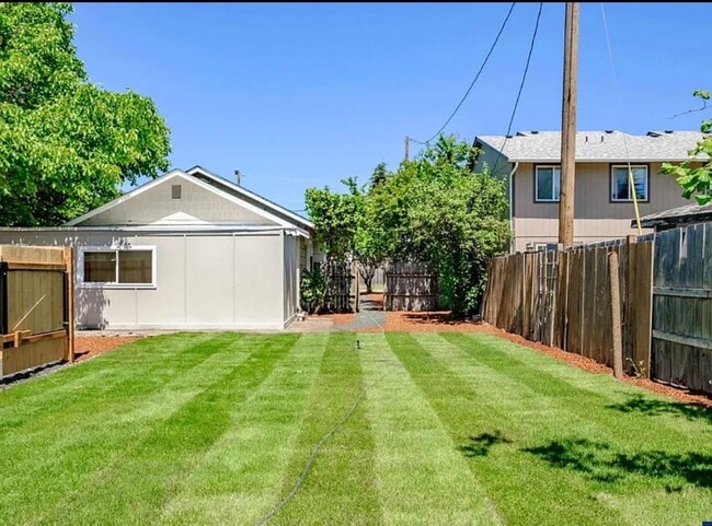 Building Photo - 3 Bedroom Home on Large Corner Lot!