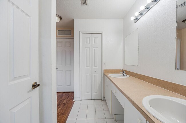 Building Photo - Beautiful 3-bedroom, 2.5-bath two-story townhouse in a well managed community