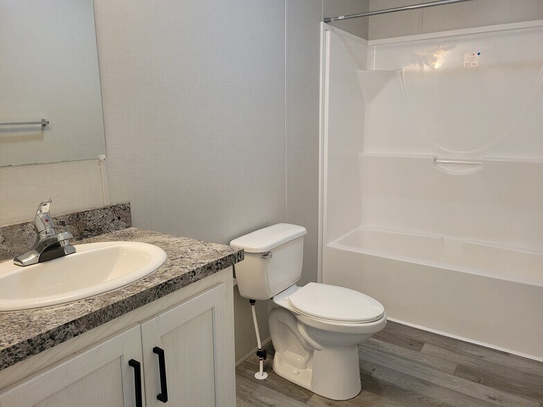 Building Photo - 38060 Leverette Ave