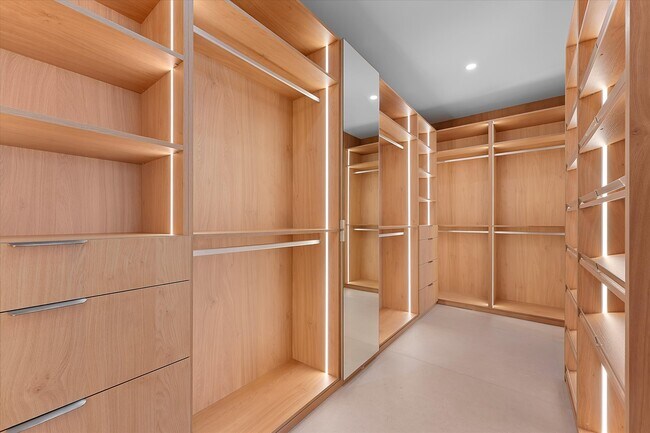 Building Photo - 700 NE 24th St