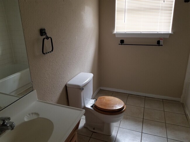 Building Photo - 610 E Water St