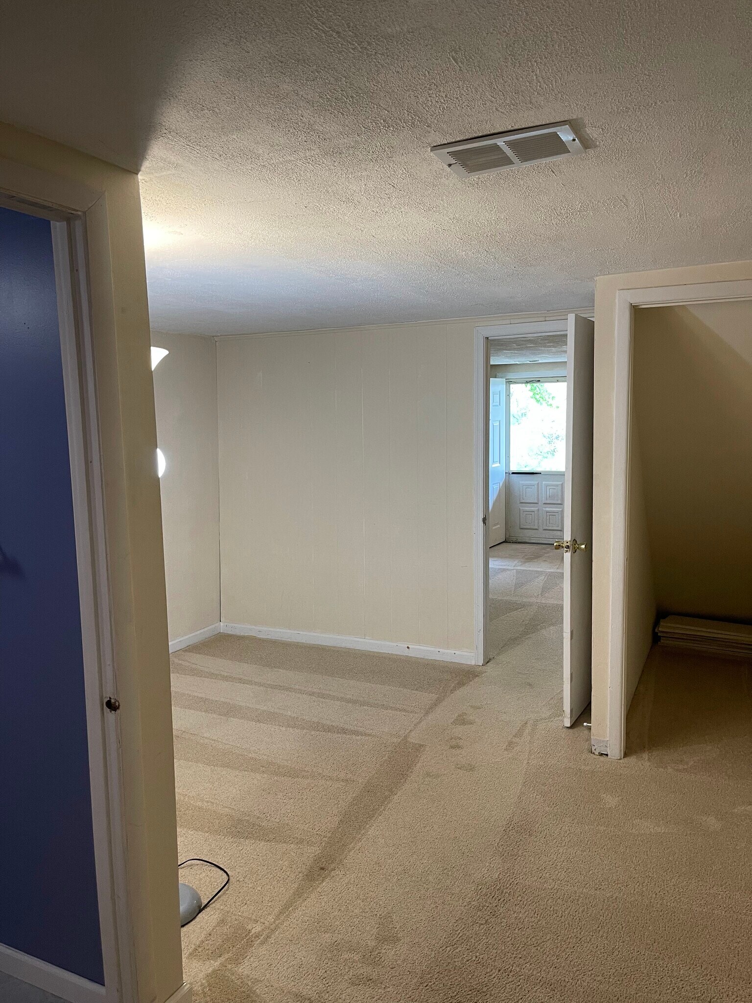 Building Photo - 2022 Valley Dr