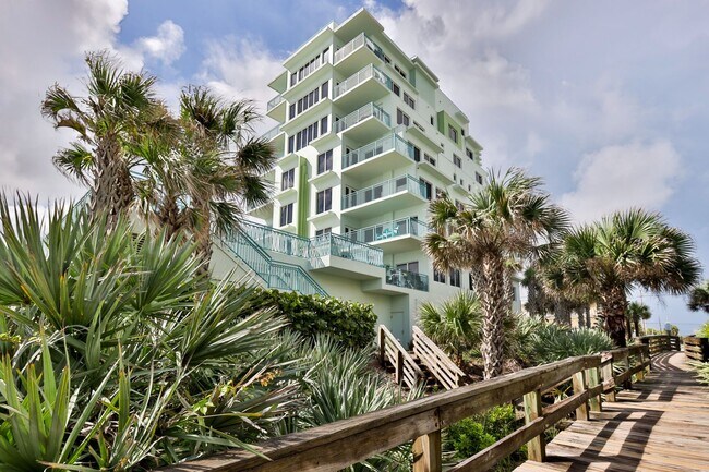 Building Photo - Oceanfront Condo 2 bed/ 2ba Beautifully Decorated and Furnished