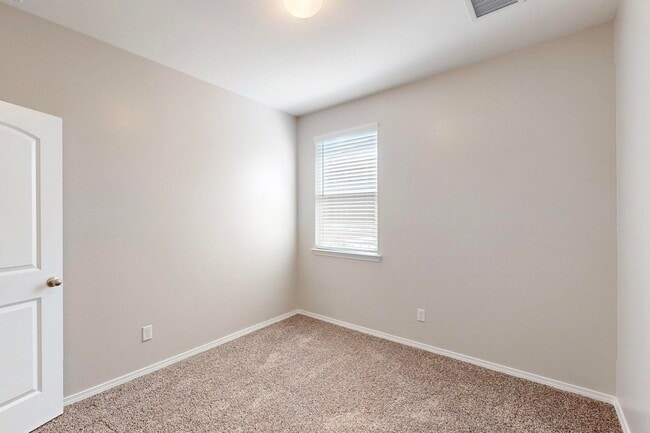 Building Photo - Charming 3 bedroom, 2 bath home in East El...
