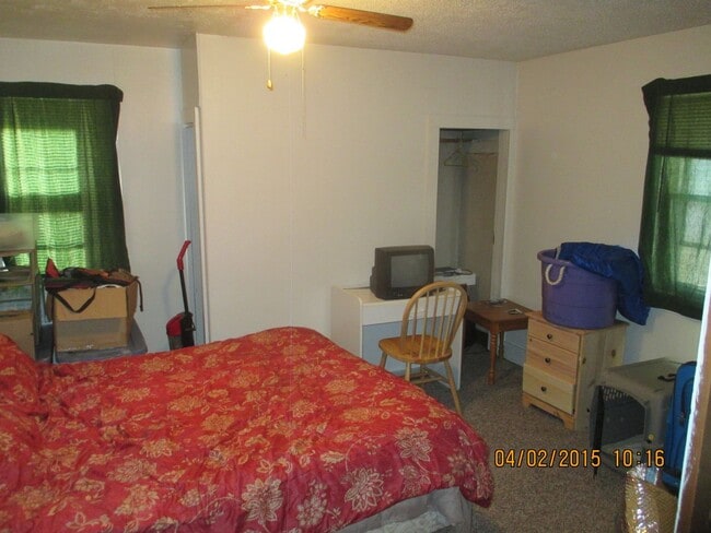 Building Photo - Available Immediately!  Spacious 1 bedroom house