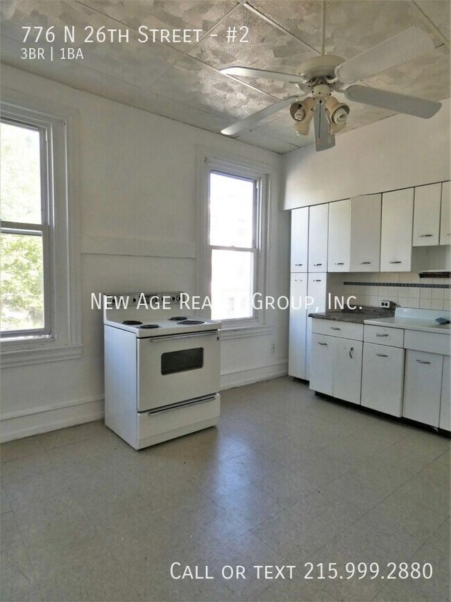 Building Photo - Bi-level apartment near the Art Museum!