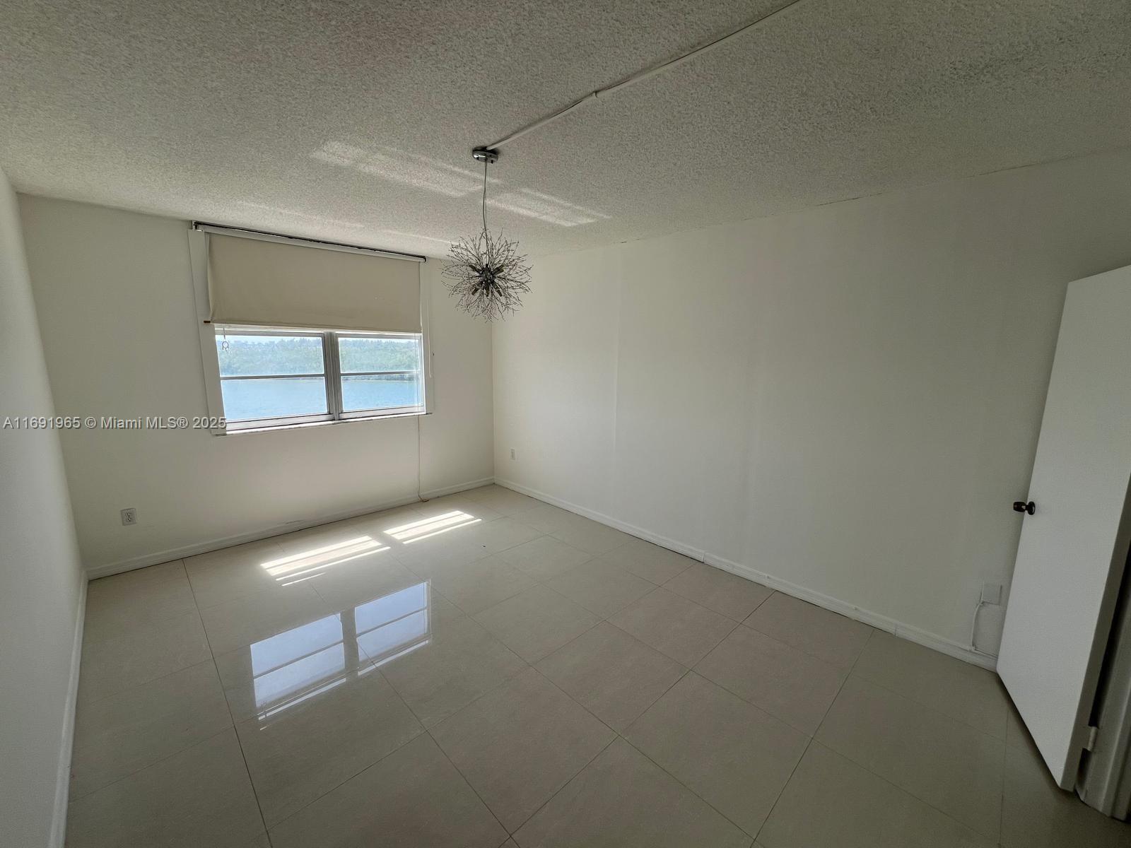 Building Photo - 500 Bayview Dr