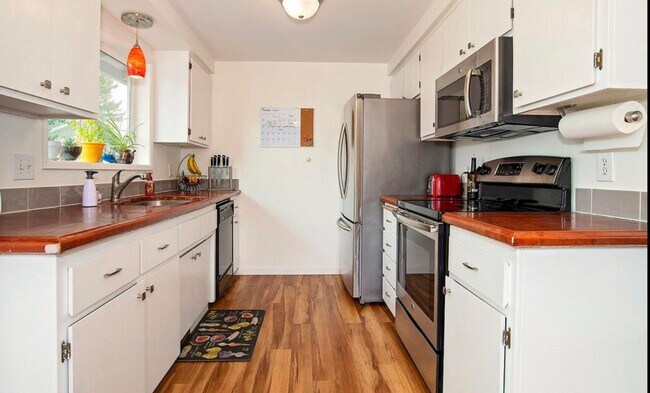 Building Photo - Great 3 Bedroom, 2 bath house Available Se...