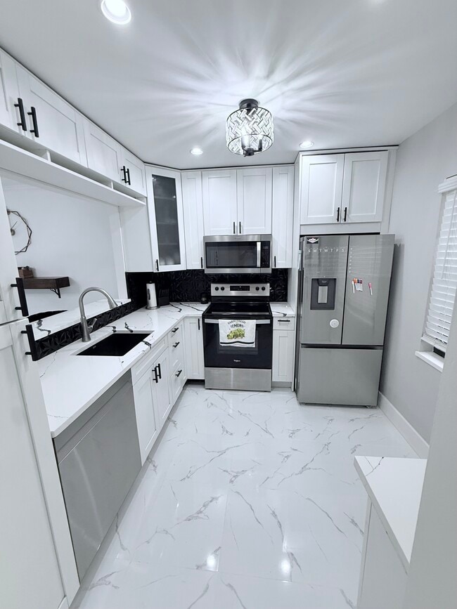 Building Photo - 140 S Cypress Rd