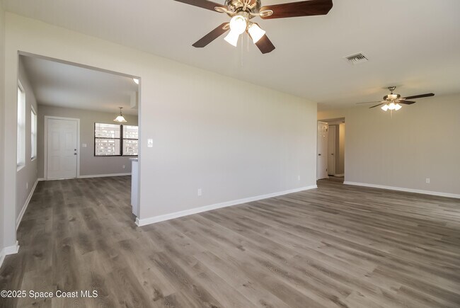Building Photo - 568 Gardenia Cir
