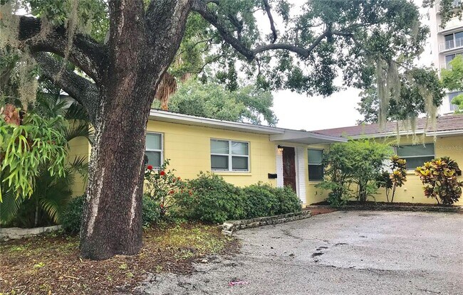 Primary Photo - 2516 W Palm Dr
