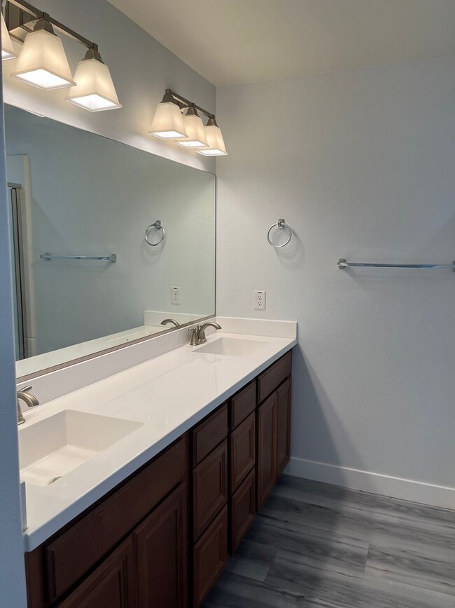 Building Photo - 4 bedroom 3bth Oak Hills area! Close to the 15 Freeway!