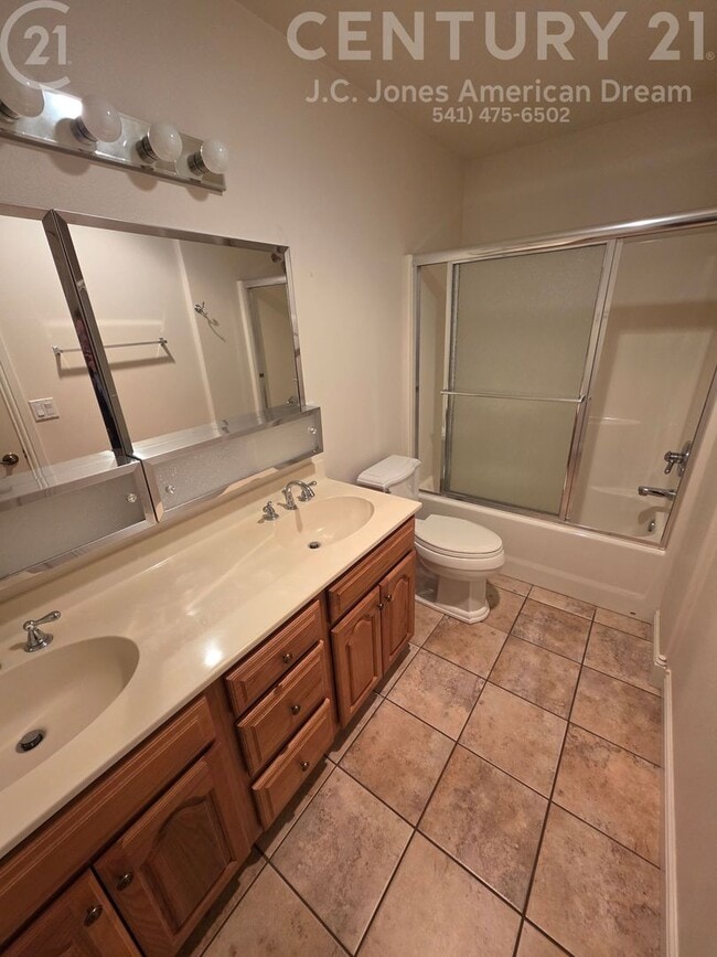 Building Photo - Newer 3 bed 2 bath