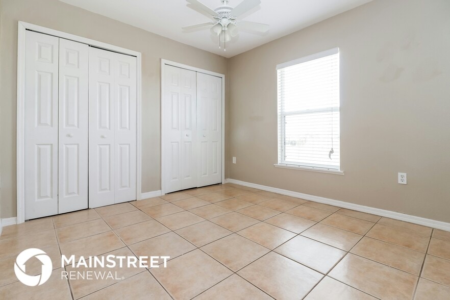 Building Photo - 527 NE 6th Pl