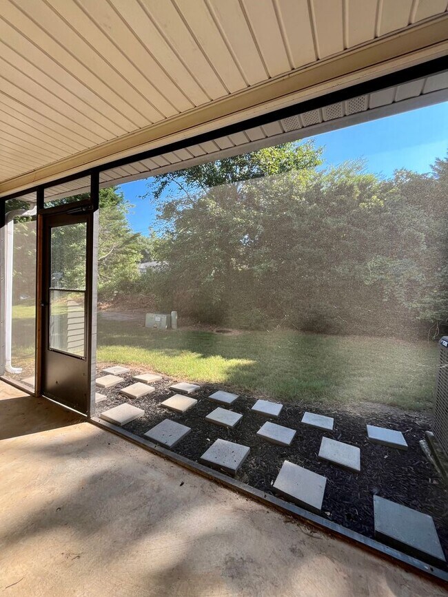 Building Photo - Charming 2 Bedroom Townhouse