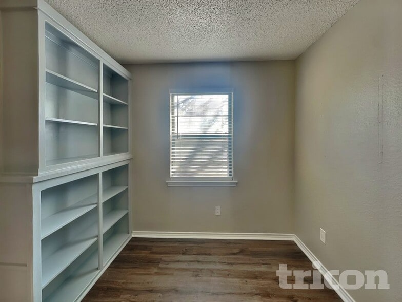 Building Photo - 509 Live Oak Dr