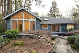 Building Photo - Remodeled 1949 Bungalow in Lake Oswego