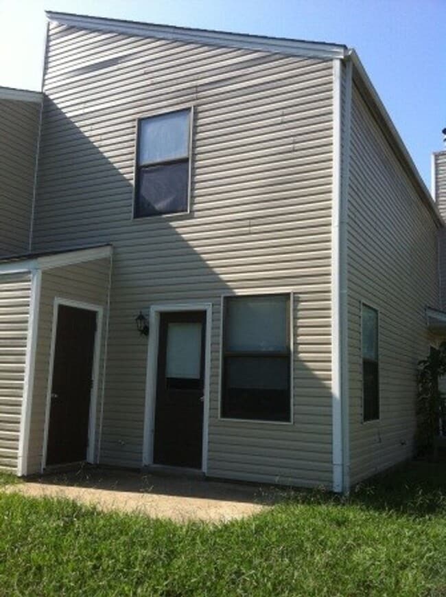 Building Photo - 102 C Kingsbury Ct 1/2 off 1st months rent