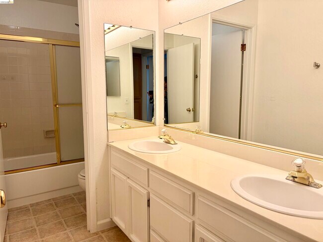 Building Photo - 600 Chandon Ct