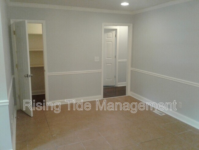 Building Photo - 948 Hickory Dr