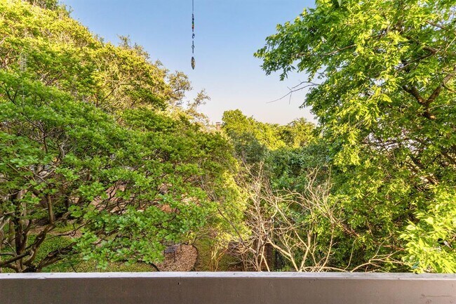 Building Photo - 7122 Wood Hollow Dr