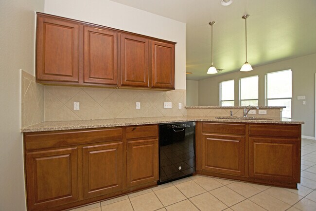 Building Photo - Large Home in Northeast Austin!