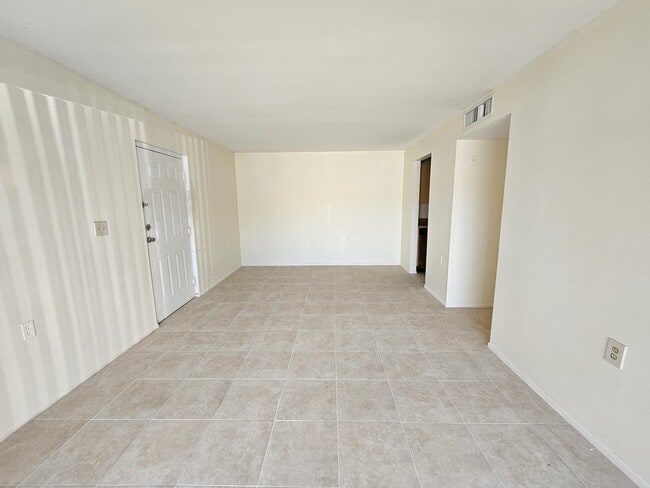 Building Photo - 1153 Lake Victoria Dr