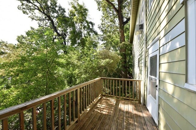 Building Photo - 3 bedroom Tosa Village townhome