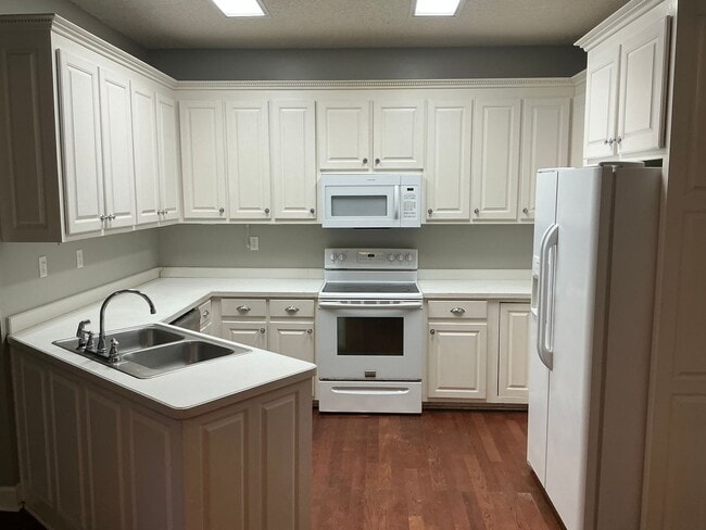 Building Photo - Beautiful Home!